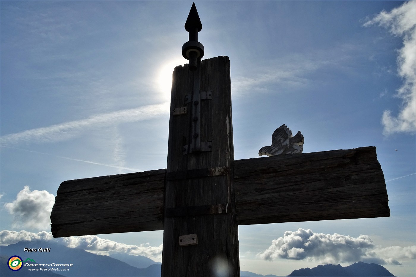 49 La croce lignea del MIncucco in controluce.JPG